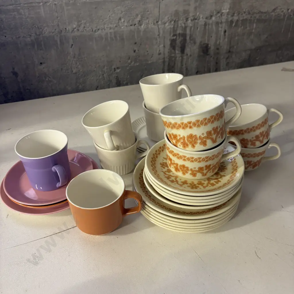 Selection of Vintage Crown Lynn Teaware Pottery Image 1++