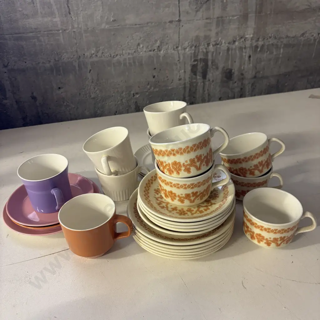 Selection of Vintage Crown Lynn Teaware Pottery Image 1++