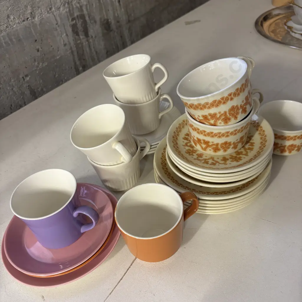 Selection of Vintage Crown Lynn Teaware Pottery Image 1++