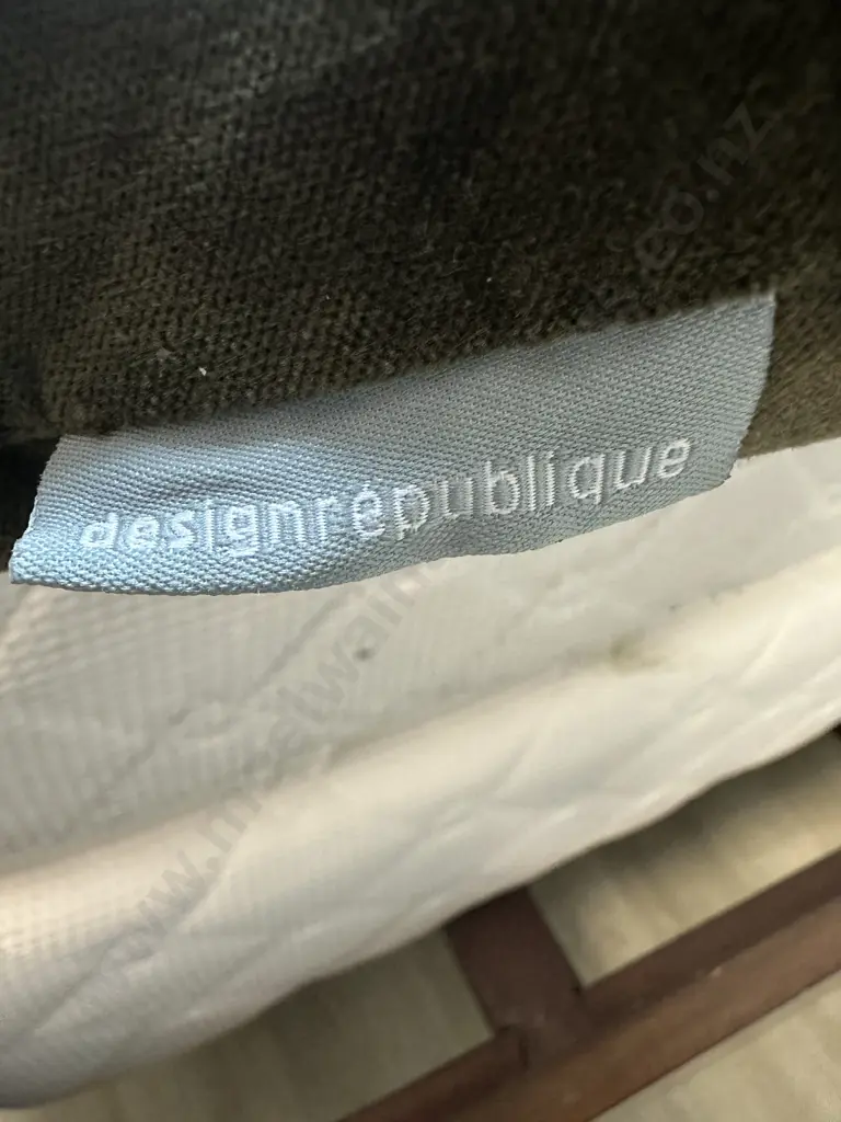 Green design republique Rectangular Cushon W86,D42cm. Image 1++