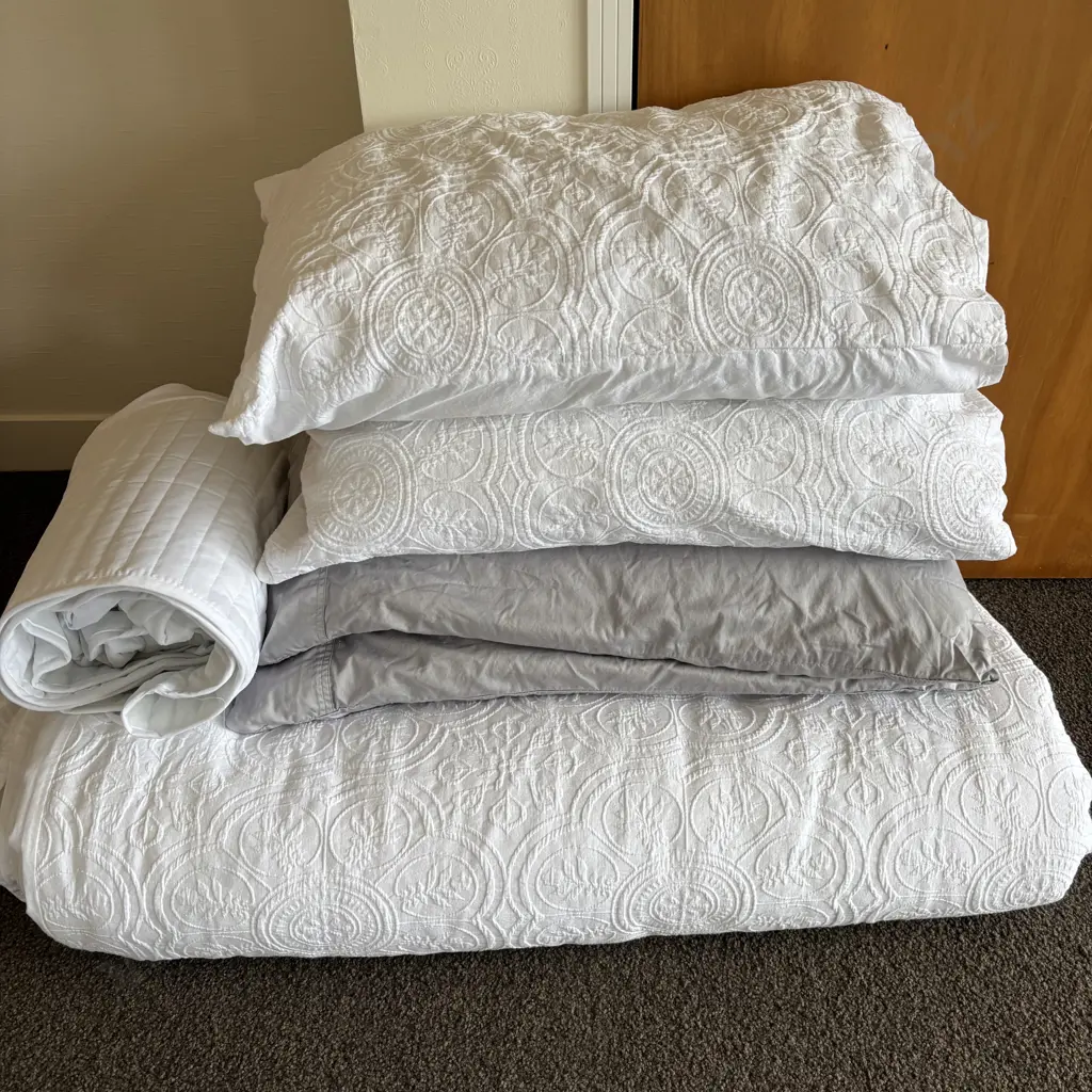 Full Set of Queen Sized Bed Linen (ex show home) incl. valiance, duvet set (with inner) and pillows Image 1++