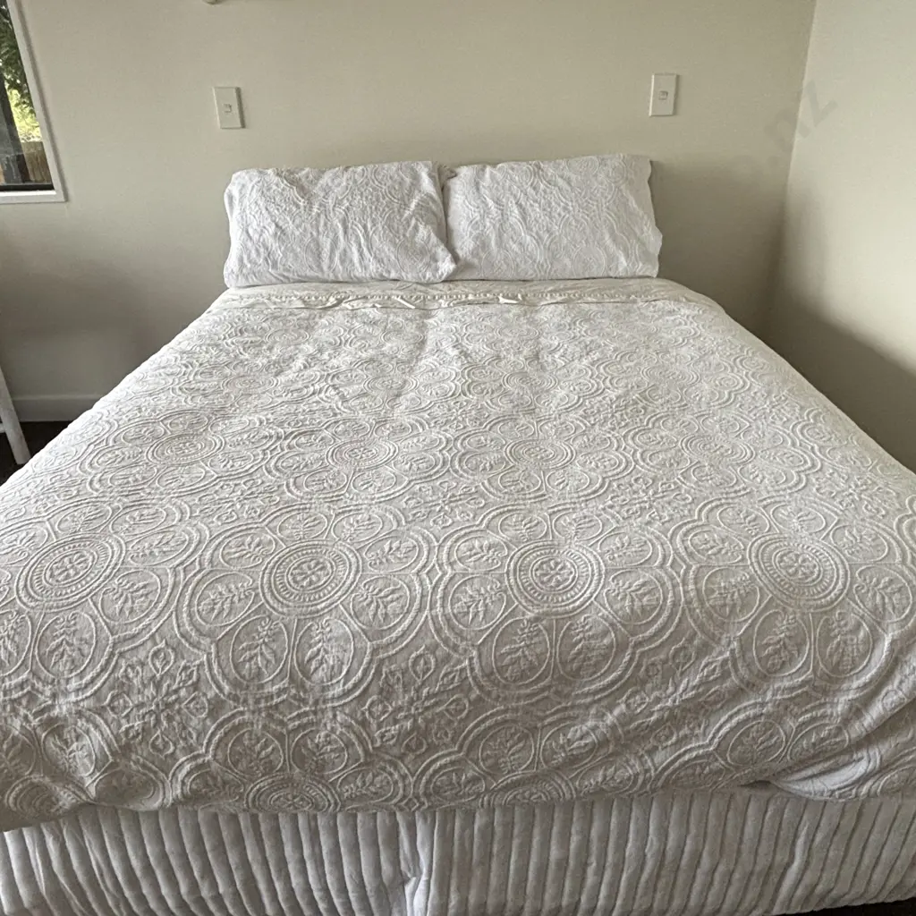 Full Set of Queen Sized Bed Linen (ex show home) incl. valiance, duvet set (with inner) and pillows Image 1++