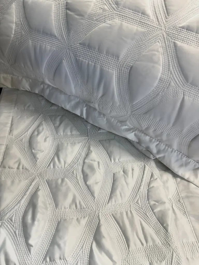 'Kirton House'  Stunning White Hotel Collection Queensize Coverlet, Pair of Pillow Cases & Pillows. Image 1++