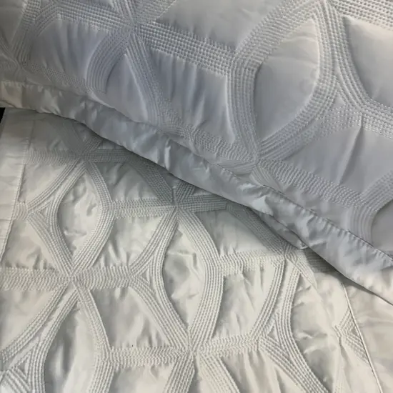 'Kirton House'  Stunning White Hotel Collection Queensize Coverlet, Pair of Pillow Cases & Pillows.