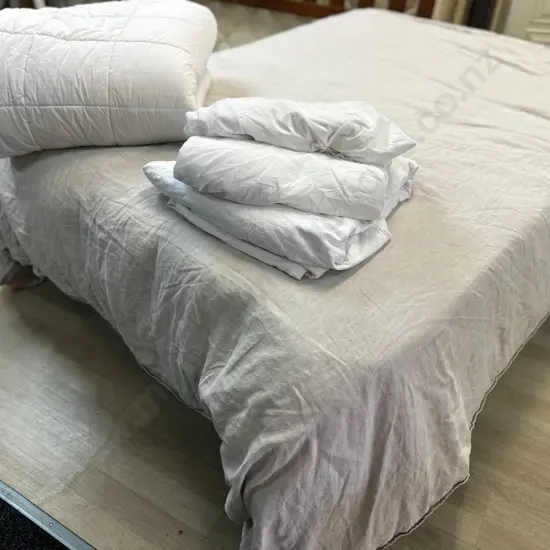 Queen Size Duvet Inners, Duvet Cover, Mattress Protector & White Sheets