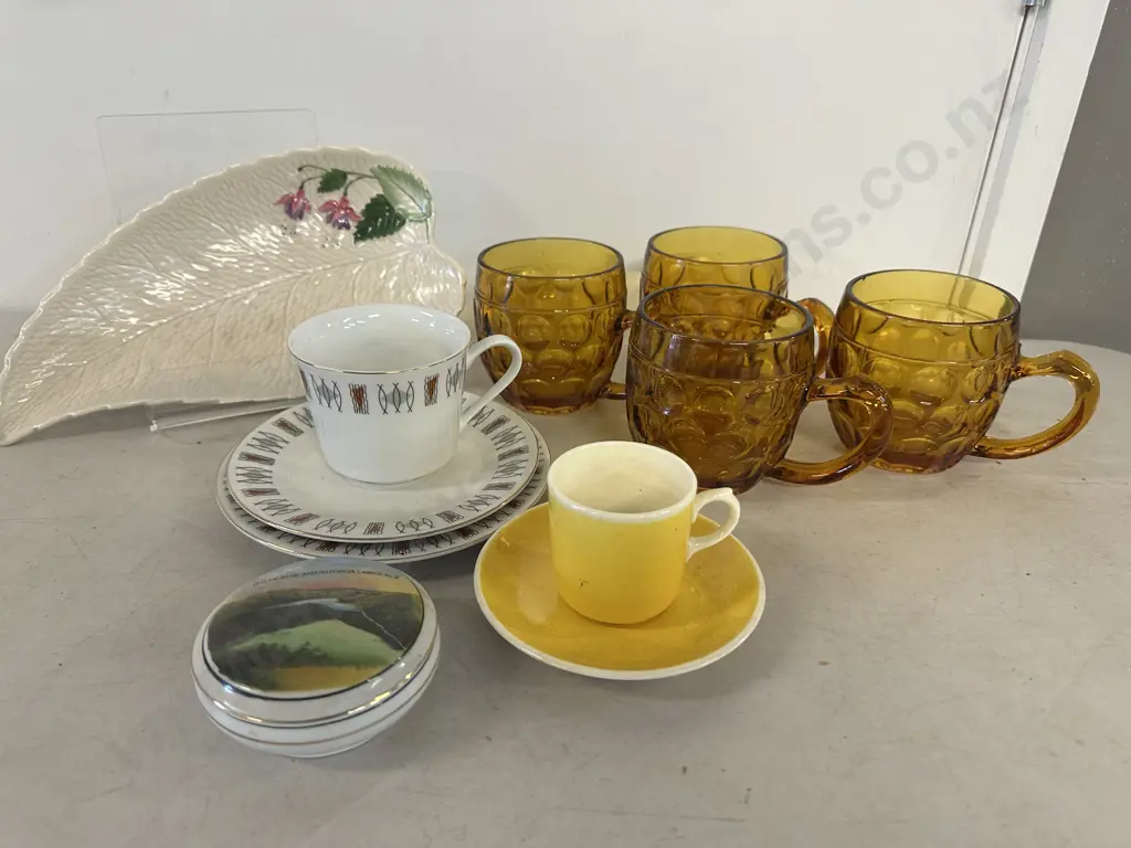 Selection Of China Items Including Crown Lynn Duo, Etc Image 1++