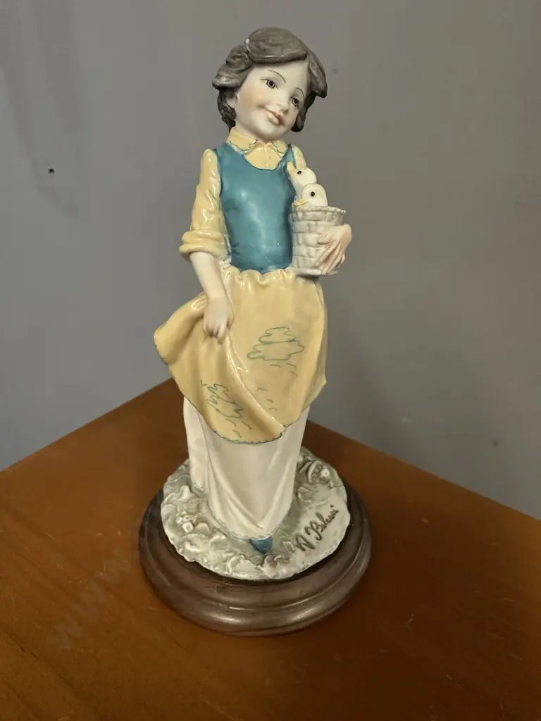 Capidomonte Style A.Belcari Figurine Signed H19cm. Image 1++