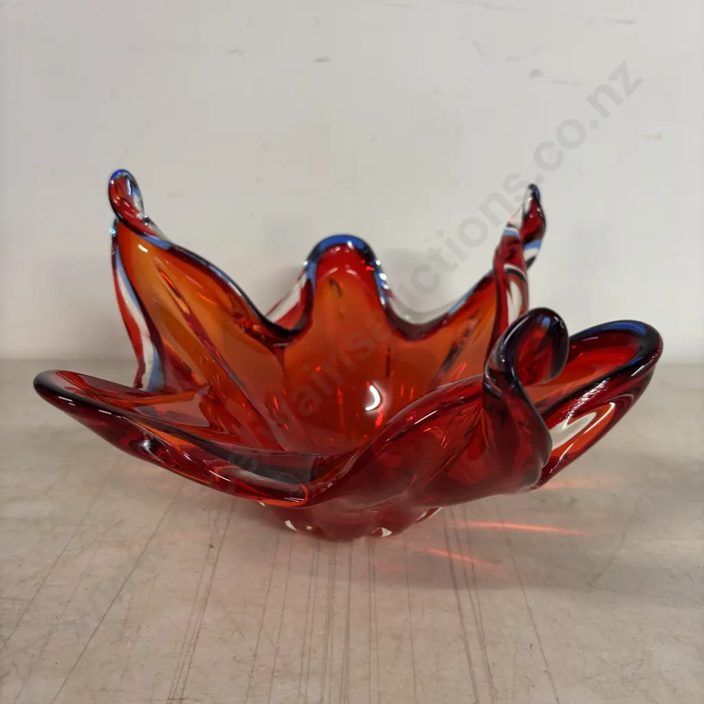 Art Glass Star Shaped Bowl Image 1++
