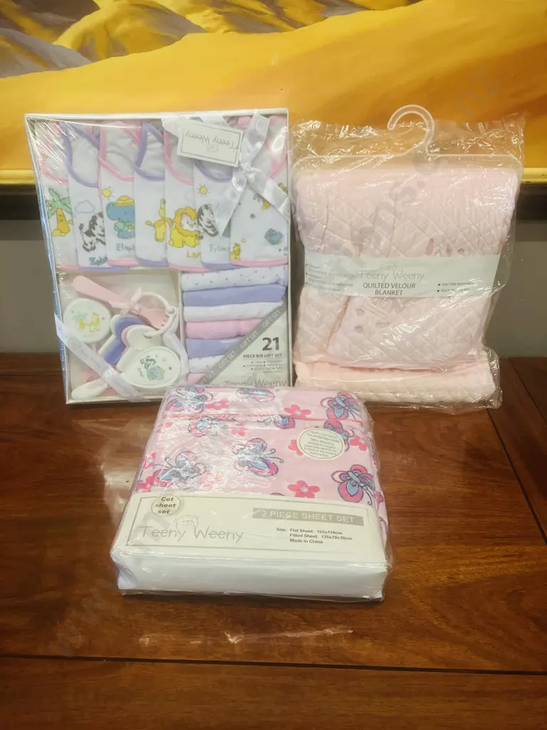 Teeny Weeny Baby Girl  21 Piece Bib Gift Set, Cot Sheet Set & Quilted Velour Blanket - New Image 1++