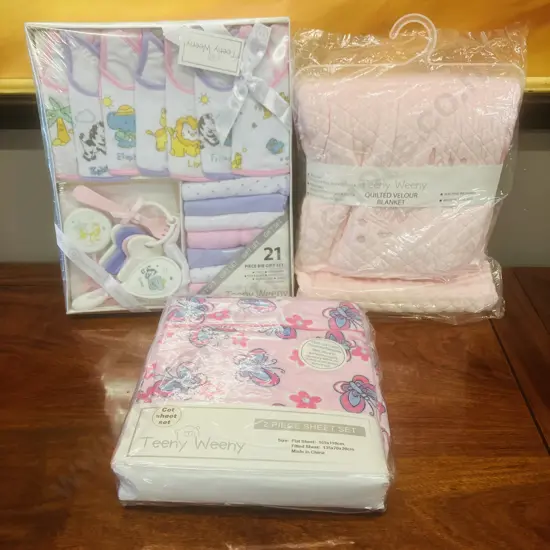 Teeny Weeny Baby Girl  21 Piece Bib Gift Set, Cot Sheet Set & Quilted Velour Blanket - New