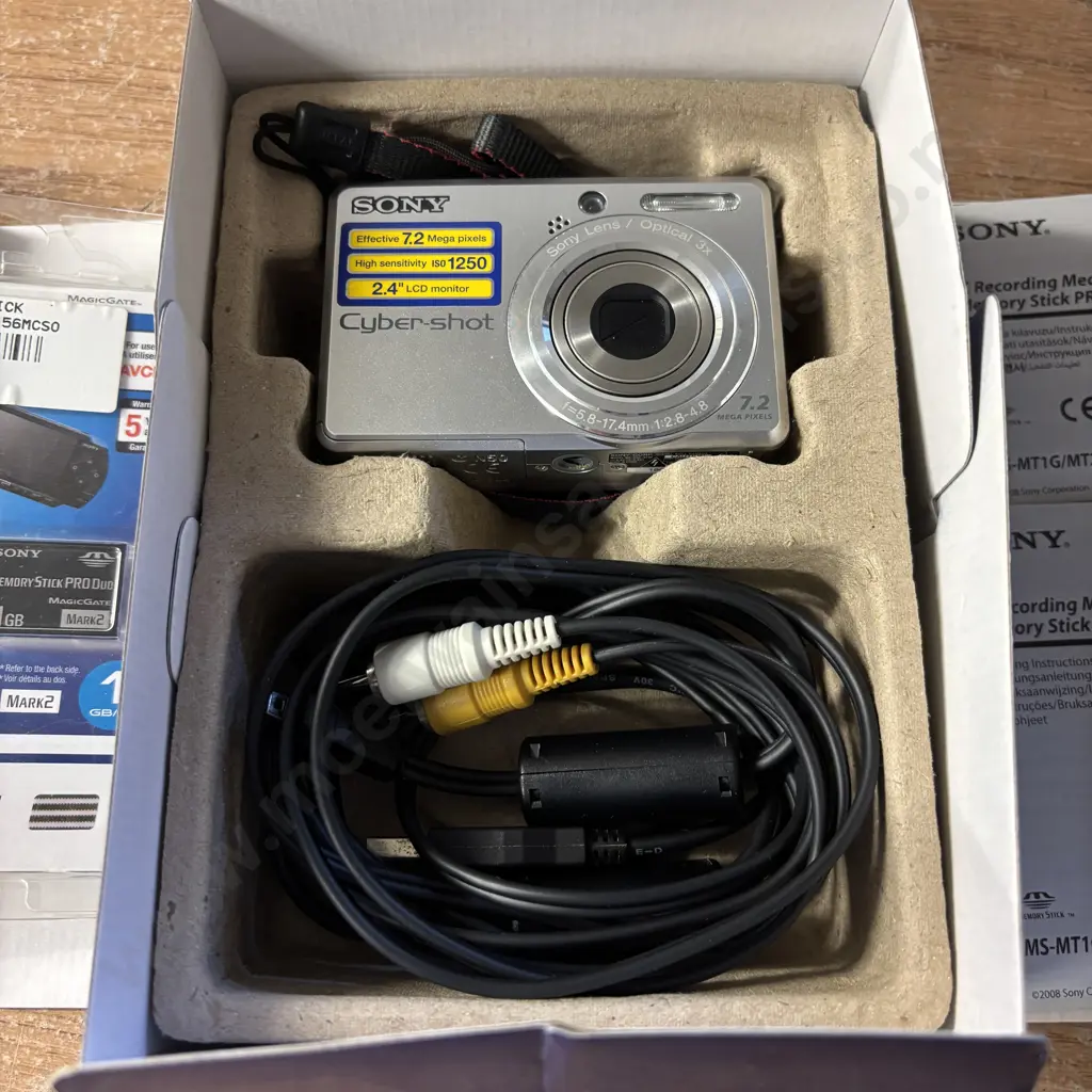 Sony Cyber-Short DSC-5730 Camera with Accesories and Box Image 1++