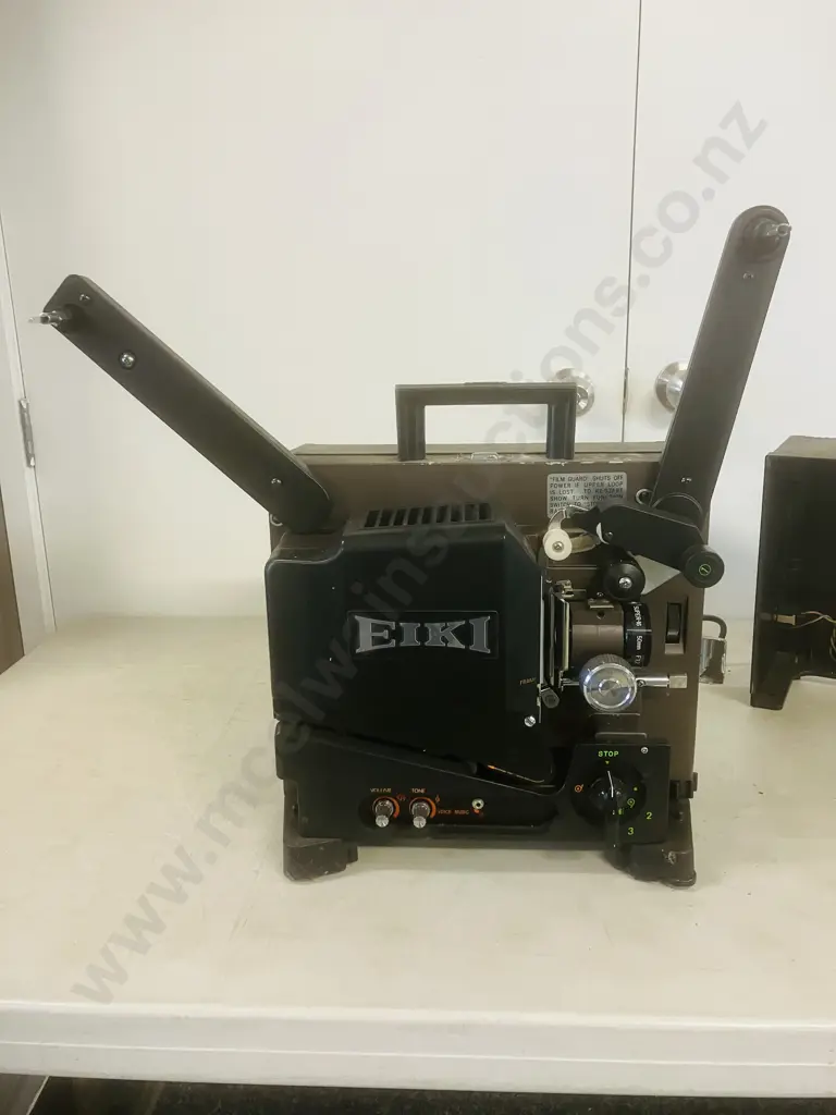 EIKI SL-1 Projector Image 1++