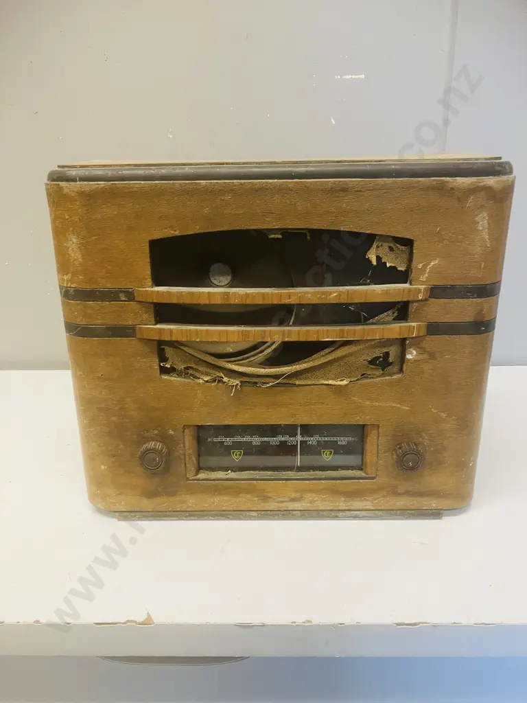 The Courtenay Model 22 Valve Radio - 1940 New Zealand Image 1++