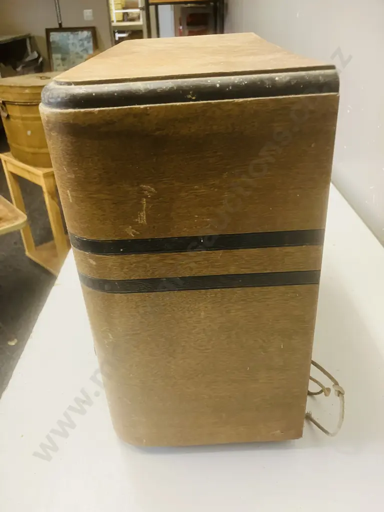 The Courtenay Model 22 Valve Radio - 1940 New Zealand Image 1++