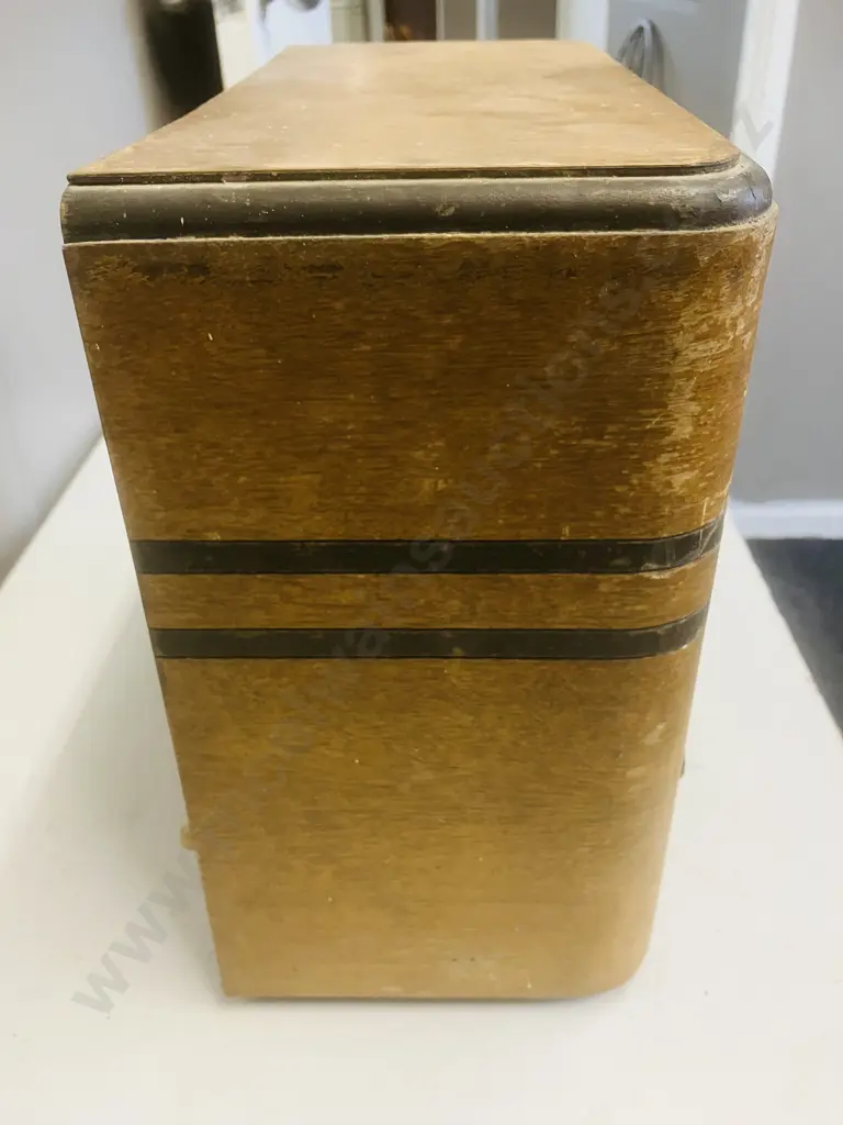 The Courtenay Model 22 Valve Radio - 1940 New Zealand Image 1++