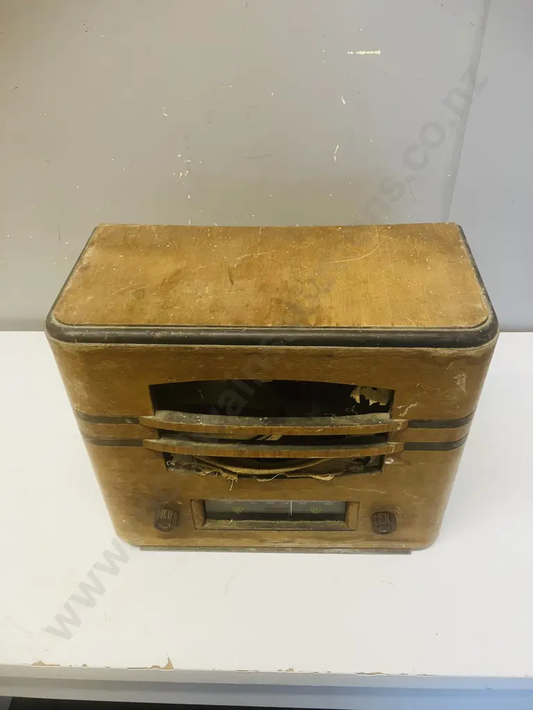 The Courtenay Model 22 Valve Radio - 1940 New Zealand Image 1++