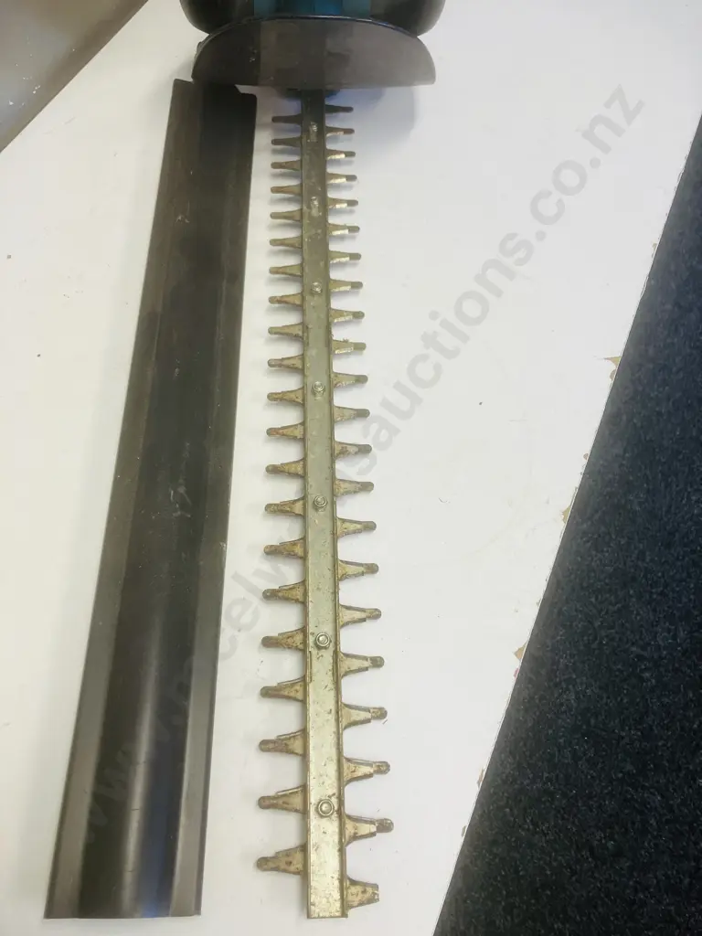 Makita Electric Hedge Trimmer 400 Watt Image 1++