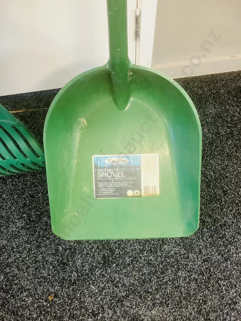 Cyclone Rake Super W76cm With Cyclone Multi-Purpose Shovel Image 1++