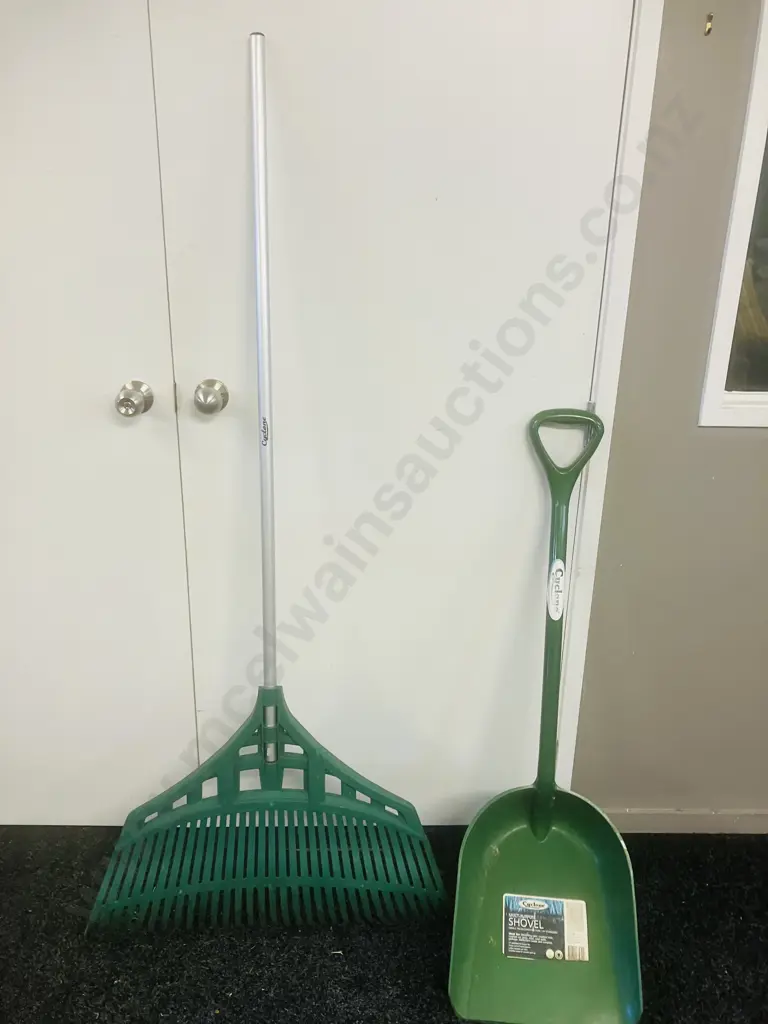 Cyclone Rake Super W76cm With Cyclone Multi-Purpose Shovel Image 1++