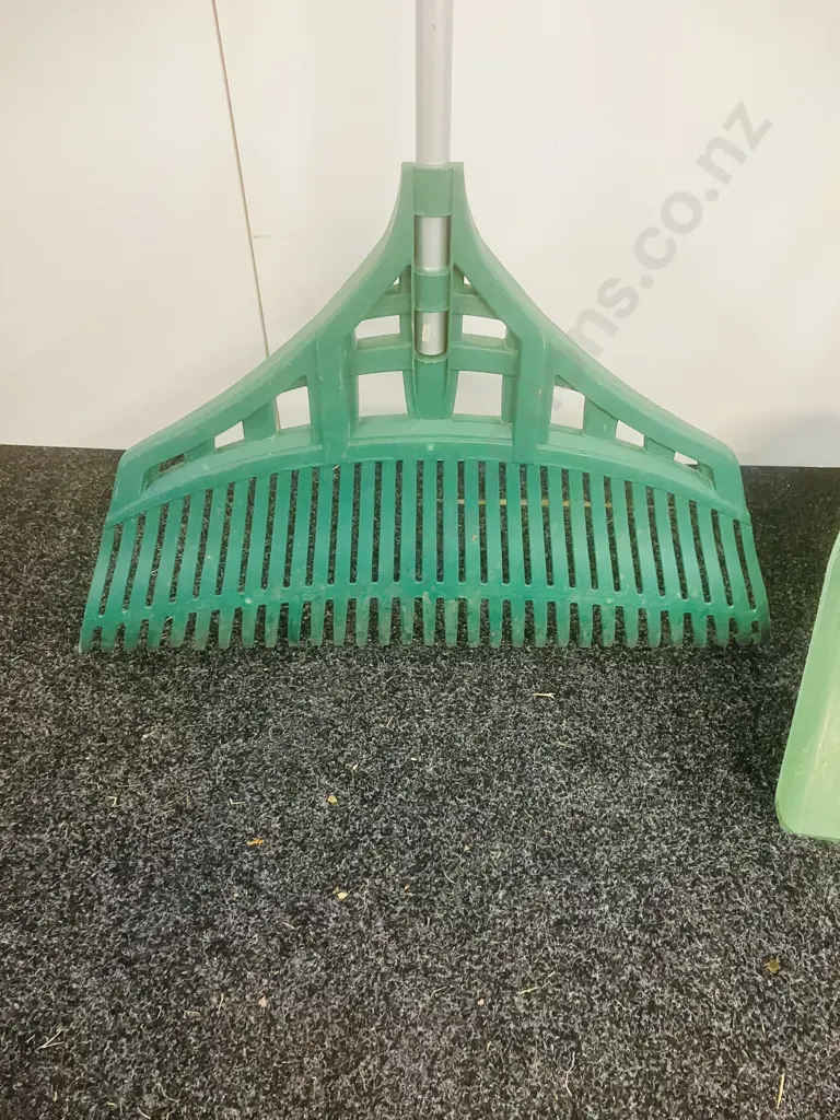 Cyclone Rake Super W76cm With Cyclone Multi-Purpose Shovel Image 1++