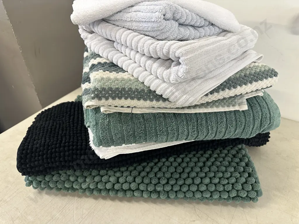Selection Of Linen Items Including Bath Mats, Towels Etc Image 1++