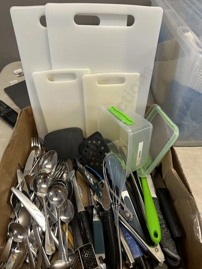 Box lot of cutlery, knives etc Image 1++