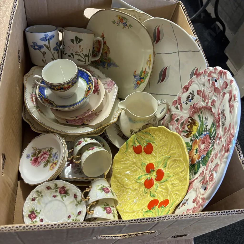 Box of Assorted Porcelain and Pottery Image 1++