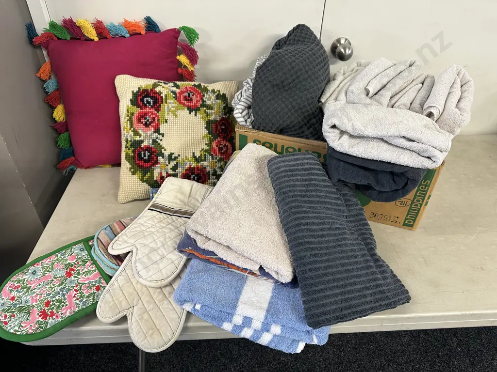 Selection Of Linen Items Including Cushions Etc Image 1++