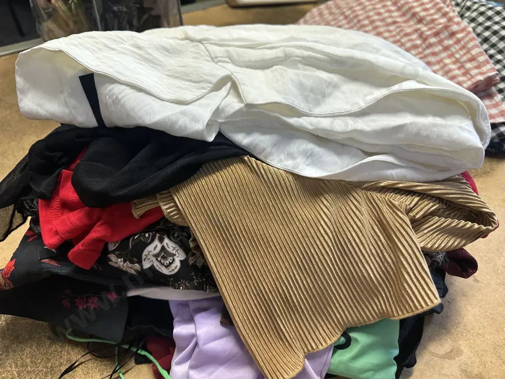 Assorted Ladies Clothing Including Jacket, Blouses Etc Size Ranging 14 To 16  Image 1++