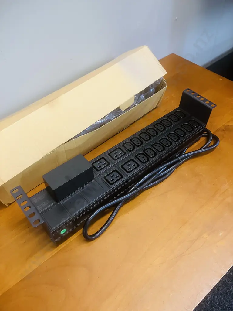 Dynamix RPR-IEC-16A20H 20 Outlet Horizontal Power Rail with 6KAC-CurveCircuit Breaker. Integrated 2m Power Cord, Black Image 1++