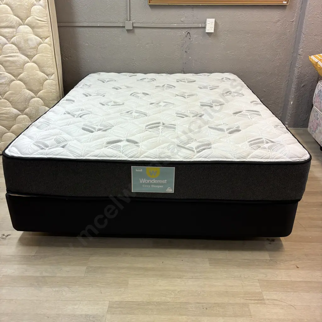 Wonderest Easy Sleeper Queen Size Mattress & Base Image 1++