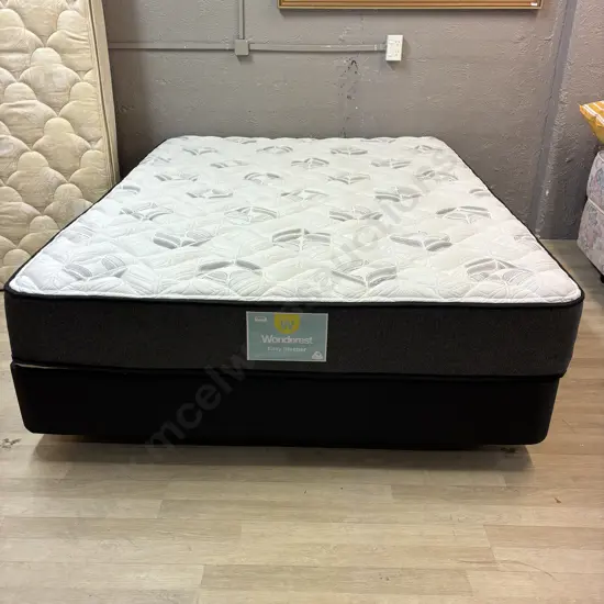 Wonderest Easy Sleeper Queen Size Mattress & Base