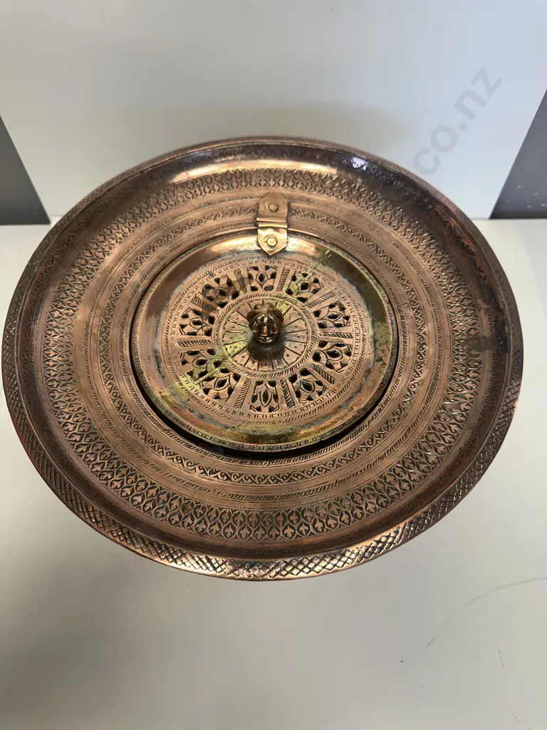 Vintage Round Lidded Pot Etched Detail H14cm,Dia33cm. Image 1++