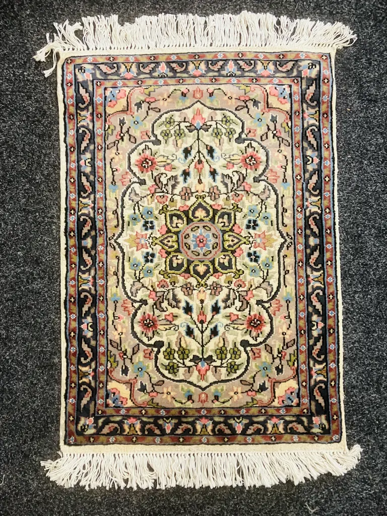 Persian Traditional Silk Rug. 62 x 90cm Image 1++