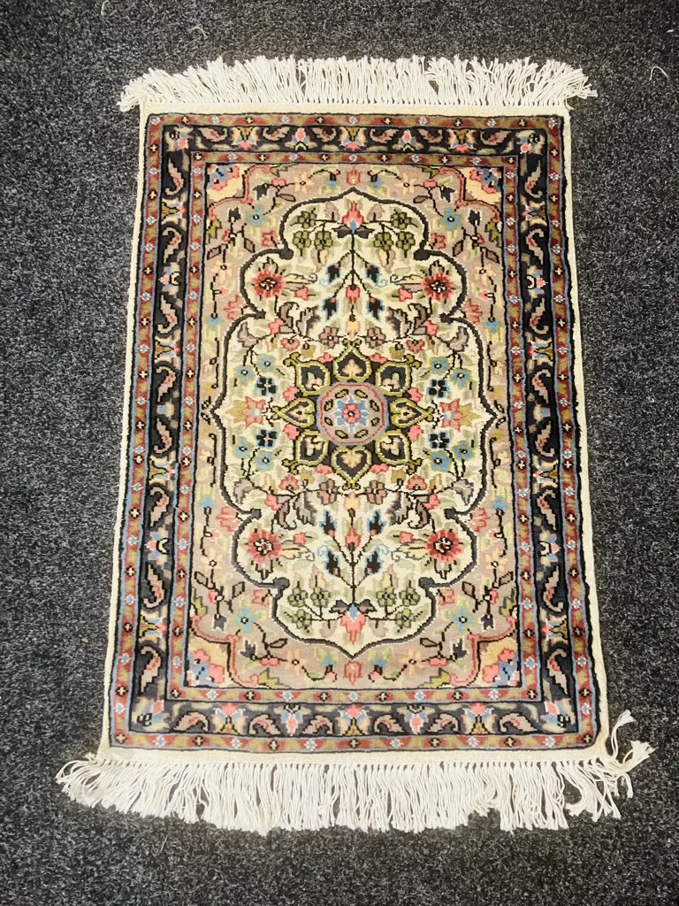 Persian Traditional Silk Rug. 62 x 90cm Image 1++
