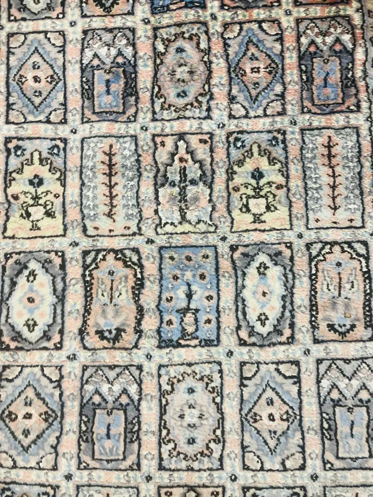 Faded Red & Blue Persian Rug. 93 x 174cm Image 1++