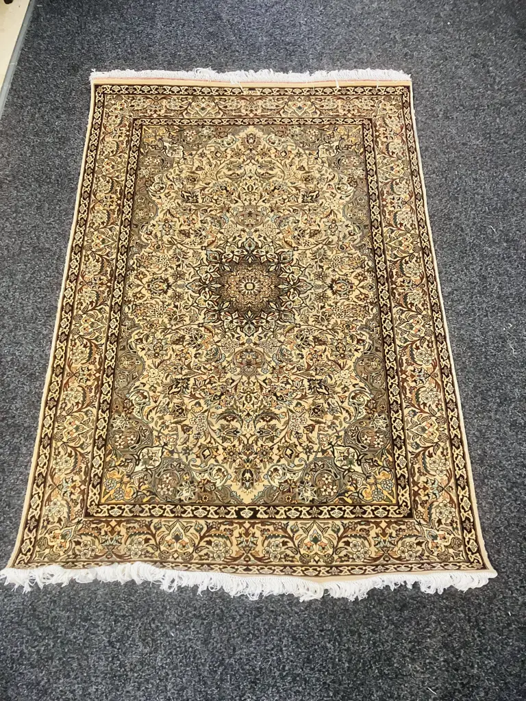 Kashan Persian Floor Rug. 109 x 162cm Image 1++