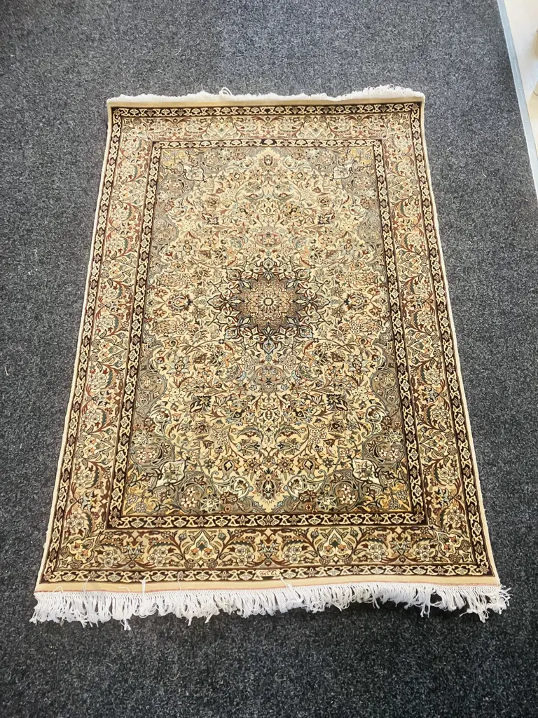Kashan Persian Floor Rug. 109 x 162cm Image 1++