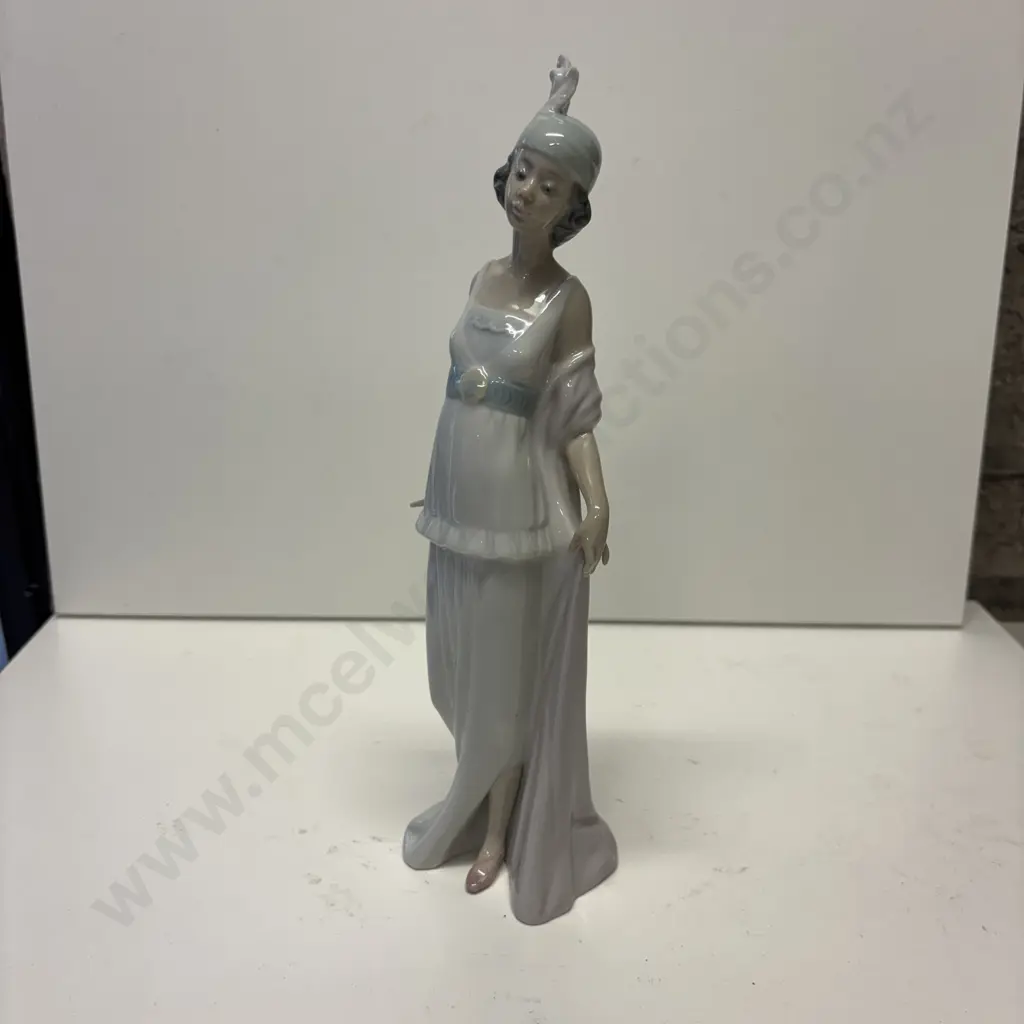 Lladro 1920's Lady Figurine Image 1++