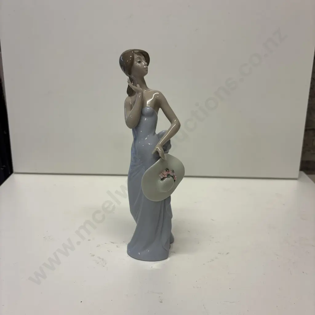 Lladro Lady with Hat Figurine Image 1++