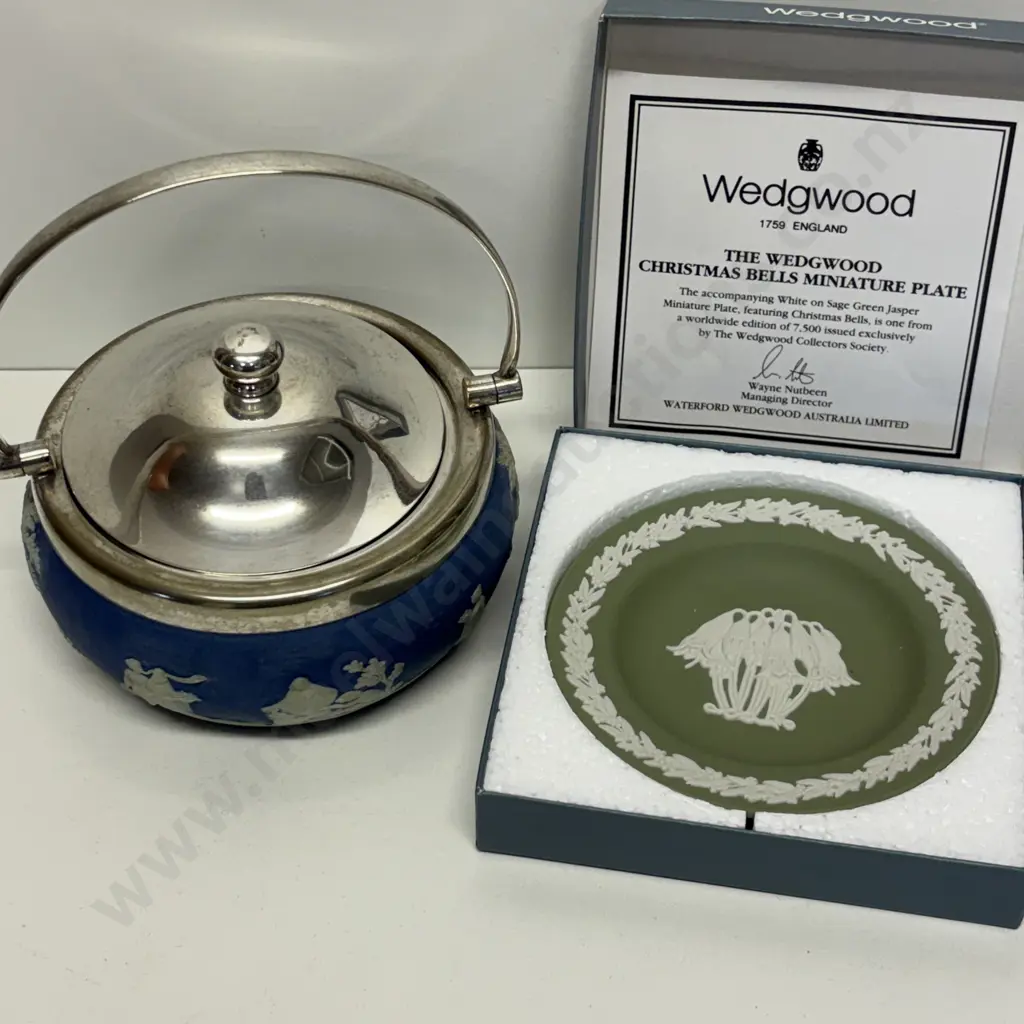 Wedgwood Blue Jasperware lidded handled pot with Christmas Bells Plate (boxed) Image 1++