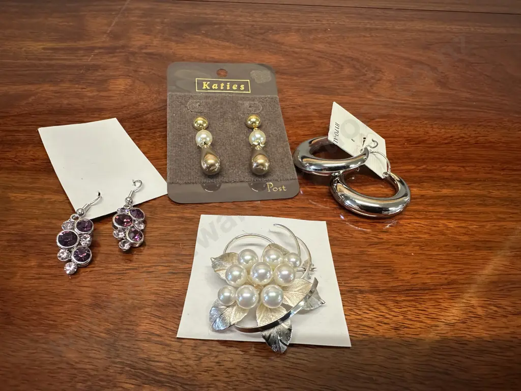 Assorted Costume Jewellery Items Including Earrings Image 1++