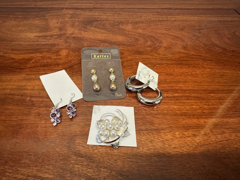 Assorted Costume Jewellery Items Including Earrings Image 1++