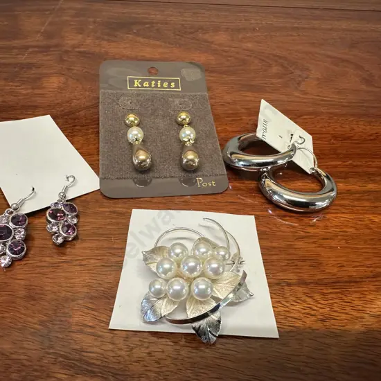 Assorted Costume Jewellery Items Including Earrings