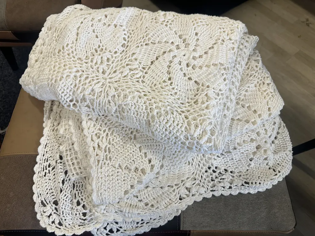Vintage Single Size Homemade Crochet/Throw Floral Detail L260,W175cm. Image 1++