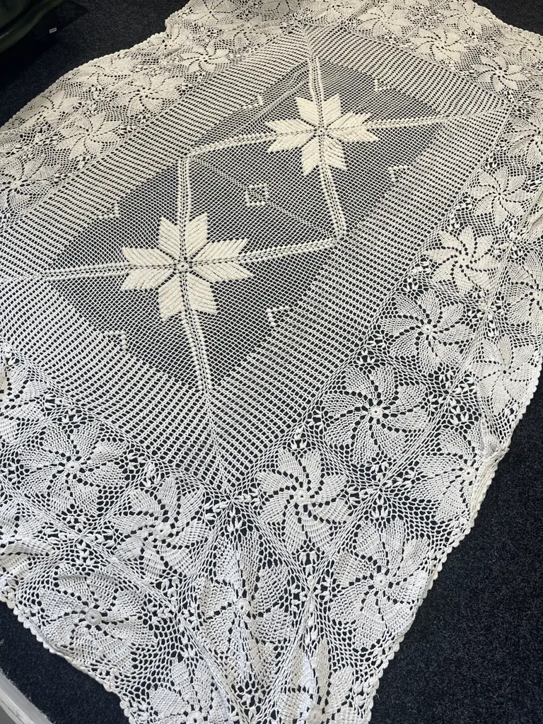 Vintage Single Size Homemade Crochet/Throw Floral Detail L260,W175cm. Image 1++