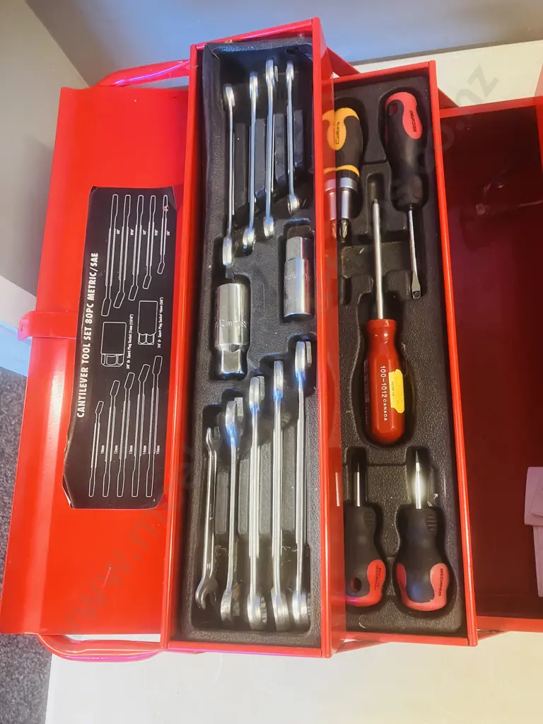 Red Steel Cantilever Toolbox With Socket Set & Assorted Tools Image 1++