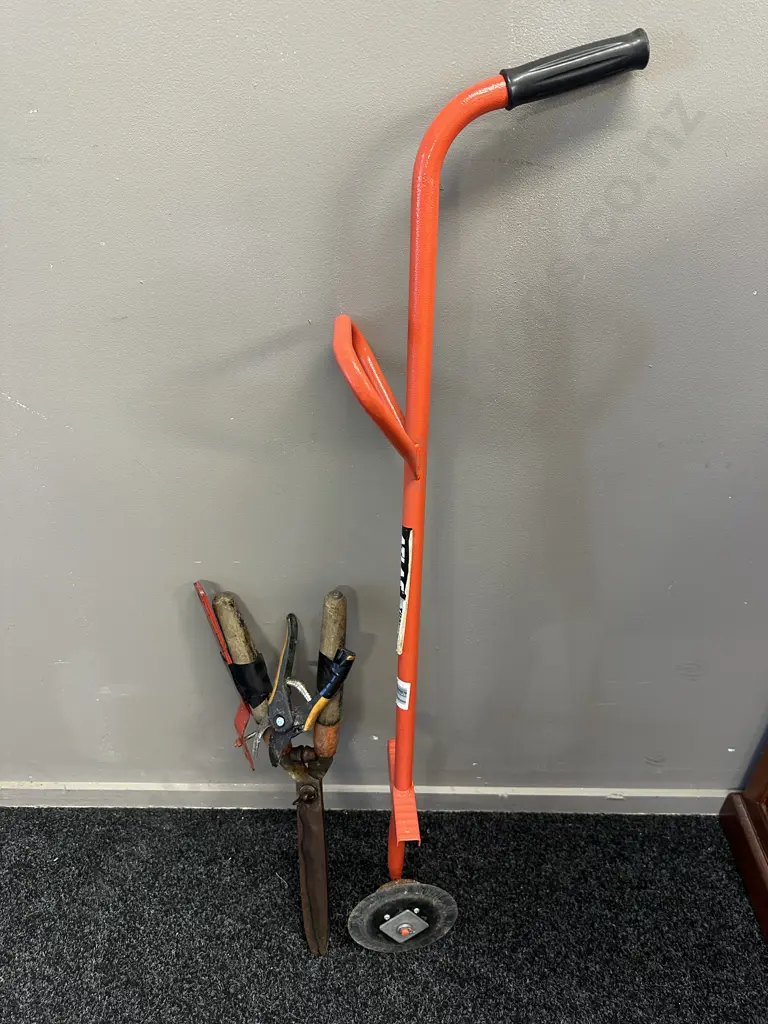 Atlas Trade Edger, Lopers, Snips & Wire Strainer Image 1++