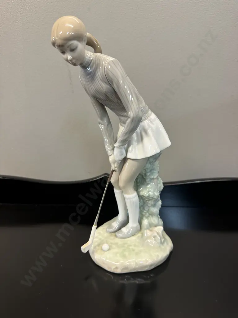 Lladro Lady Golfer Figurine H28cm. Image 1++