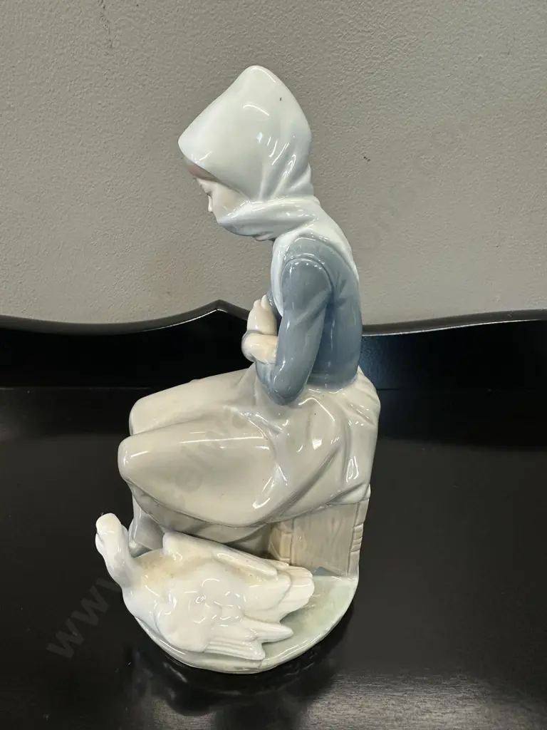 Lladro Figurine Girl With Ducks H21cm. Image 1++